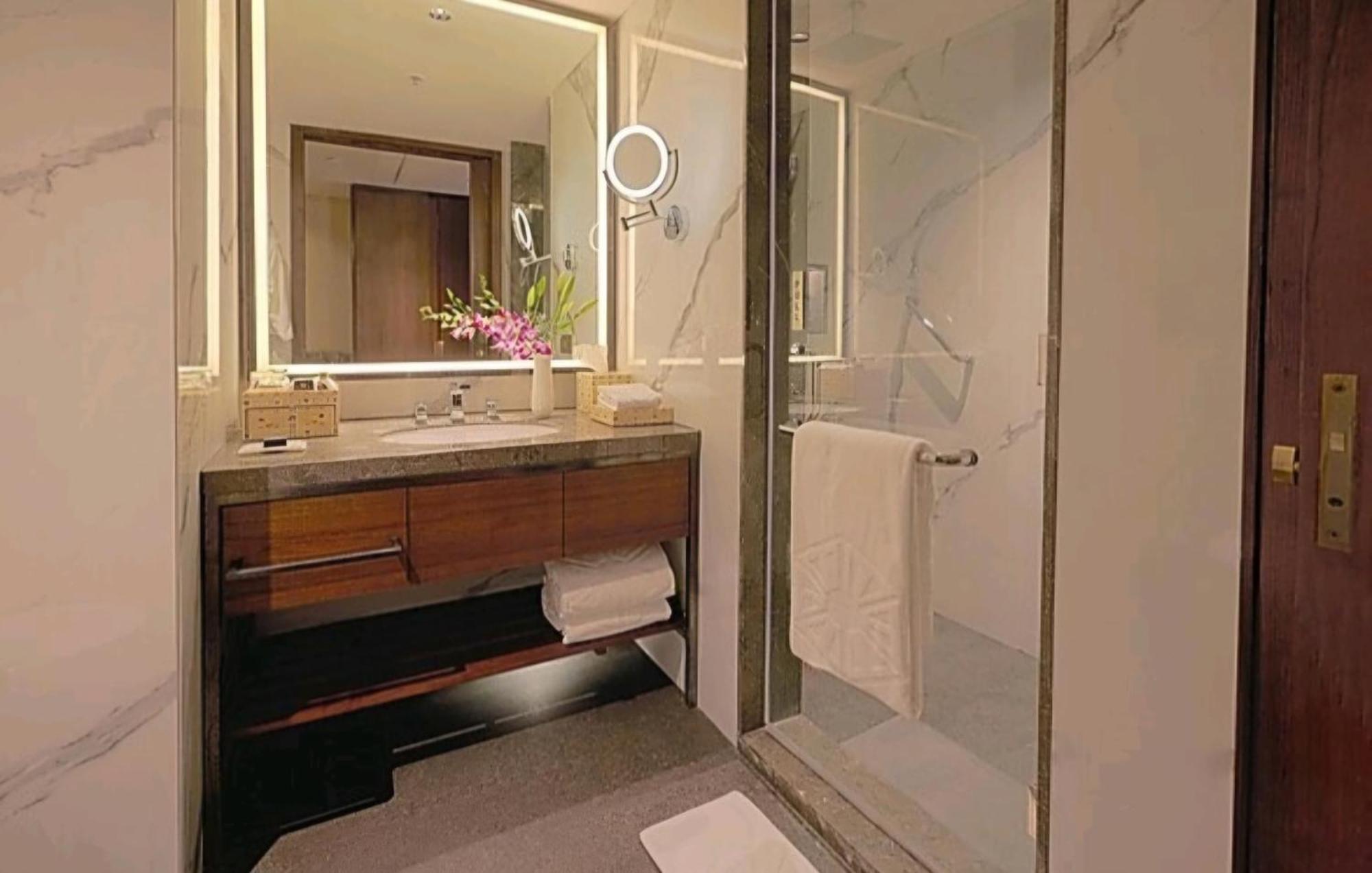 Belwoood Near Delhi International Airport Hotel